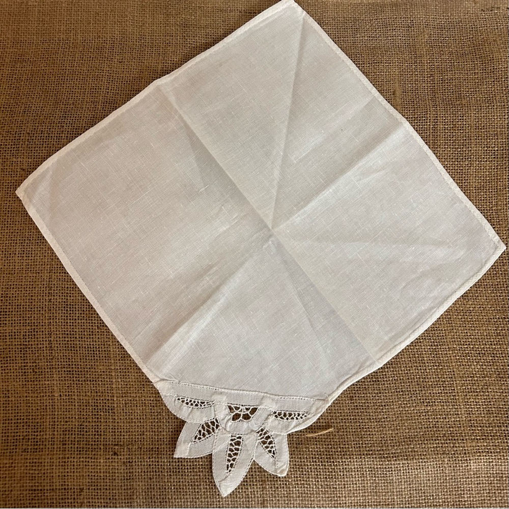 D-10 NWOT Set of 4 Elegant White Lace Trim Napkins - Picture 2 of 4